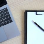 ビジネスに関するメモ書きをしている所